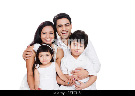 4 indische Eltern und Kinder sitzen genießen Stockfoto