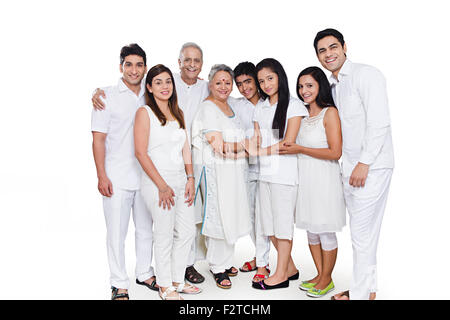 Genießen Sie indische Gruppe gemeinsame Familie Stand Stockfoto