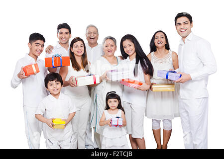 indische Gruppe gemeinsame Familie Geschenk zeigt Stockfoto