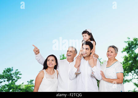 indische Gruppe gemeinsame Familie Parken zeigenden Finger zeigen Stockfoto