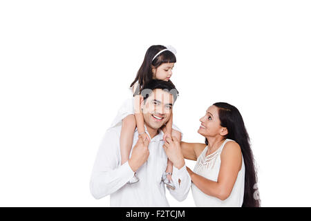 3 indischer Eltern und Tochter genießen Stockfoto