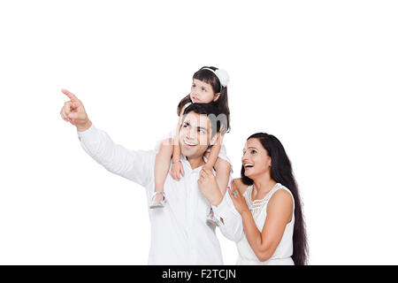 3 indischer Eltern und Tochter Finger darauf zeigen Stockfoto