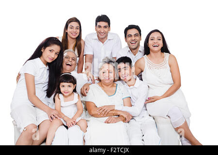 Genießen Sie indische Gruppe gemeinsame Familie sitzen sofa Stockfoto