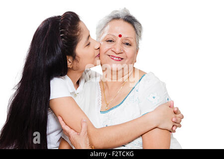 2 indische Großmutter und Enkelin Liebe küssen Stockfoto