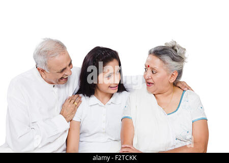 3 indische Großeltern und Enkeltochter sitzen sofa Stockfoto