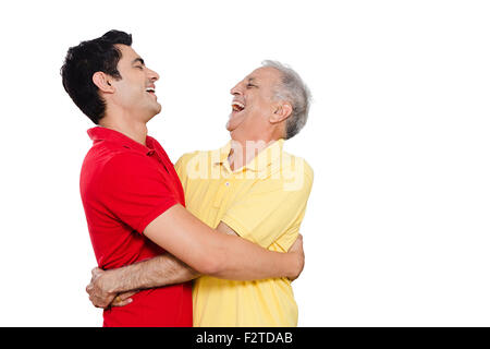 2 indische Vater und Sohn lieben Hugging Stockfoto