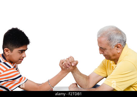 2 indische Großvater und Enkel Armdrücken Stockfoto