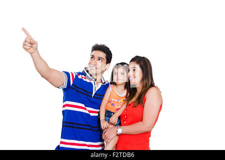 3 indischer Eltern und Tochter Finger darauf zeigen Stockfoto