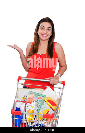 1 indische erwachsenen Frau Trolley Geschenk einkaufen Hand gestikulieren anzeigen Stockfoto