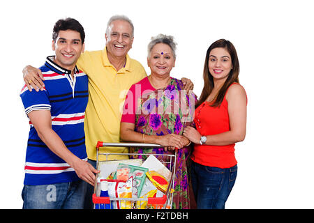 4 indische Eltern Sohn und Schwiegertochter Trolley Lebensmittel einkaufen Stockfoto