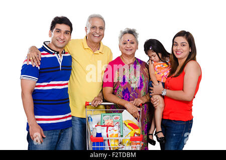 indische Gruppe gemeinsame Familie Trolley Lebensmittel einkaufen Stockfoto