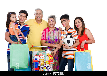 indische Gruppe gemeinsame Familie Trolley Lebensmittel einkaufen Stockfoto