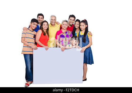 indische Gruppe gemeinsame Familie Message Board anzeigen Stockfoto