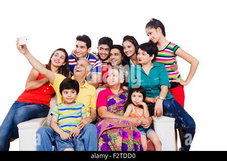 indische Gruppe gemeinsame Familie sitzen Sofa Handy Bild Selbstporträt Stockfoto