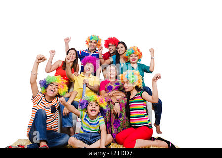 indische Gruppe gemeinsame Familie sitzen Sofa Fernsehen beobachten Cricket genießen Stockfoto