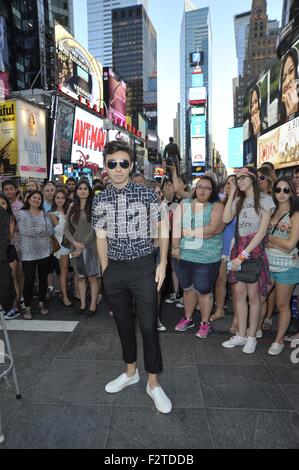 Nathan Sykes Videoaufnahme mit Times Square: Nathan Sykes Where: New York City, New York, USA bei: 23. Juli 2015 Stockfoto