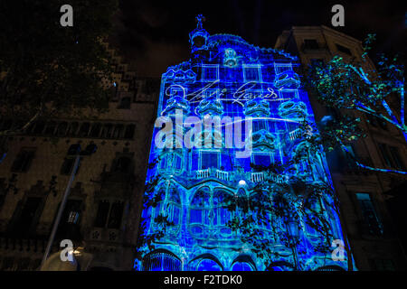 Barcelona, Katalonien, Spanien. 23. Sep, 2015. Die herrliche 3d-video-Projektion zu feiern 10 Jahre der Inschrift auf der UNESCOs Liste des Weltkulturerbes als Bestandteil der "Werke von Antoni Gaudi" in der Casa Batllo, Barcelona, Tribut für den kreativen Prozess von Antoni Gaudi, wer das Gebäude zu Beginn des 20. Jahrhunderts rückgekoppelt hat. © Matthias Oesterle/ZUMA Draht/Alamy Live-Nachrichten Stockfoto