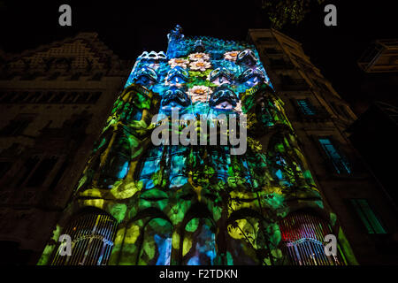 Barcelona, Katalonien, Spanien. 23. Sep, 2015. Die herrliche 3d-video-Projektion zu feiern 10 Jahre der Inschrift auf der UNESCOs Liste des Weltkulturerbes als Bestandteil der "Werke von Antoni Gaudi" in der Casa Batllo, Barcelona, Tribut für den kreativen Prozess von Antoni Gaudi, wer das Gebäude zu Beginn des 20. Jahrhunderts rückgekoppelt hat. © Matthias Oesterle/ZUMA Draht/Alamy Live-Nachrichten Stockfoto
