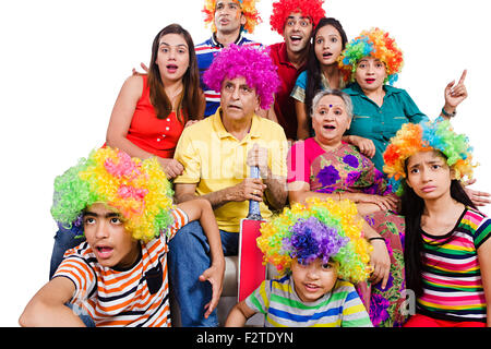 indische Gruppe gemeinsame Familie sitzen Sofa Fernsehen beobachten Cricket Stockfoto