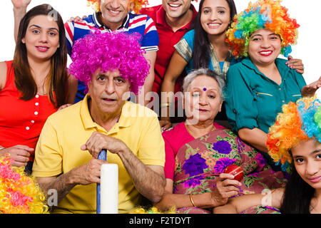 indische Gruppe gemeinsame Familie sitzen Sofa Fernsehen beobachten Cricket Stockfoto