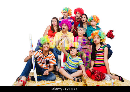 indische Gruppe gemeinsame Familie sitzen Sofa Fernsehen beobachten Cricket Stockfoto