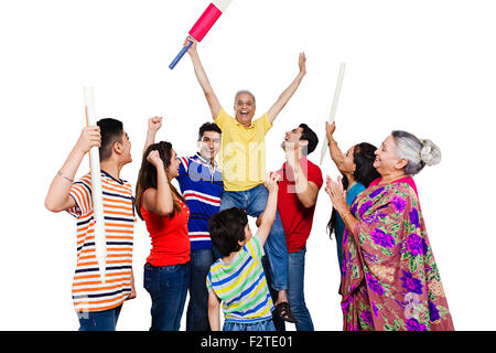 indische Gruppe gemeinsame Familie spielen Cricket genießen Stockfoto