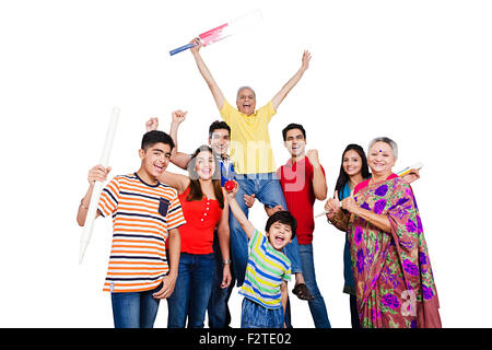 indische Gruppe gemeinsame Familie spielen Cricket genießen Stockfoto