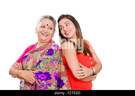 2 indische Mutter und Dayghter Rücken an Rücken stehend darstellen Stockfoto