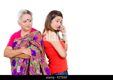 2 indische Mutter und Dayghter Rücken an Rücken stehend Ablehnung Stockfoto