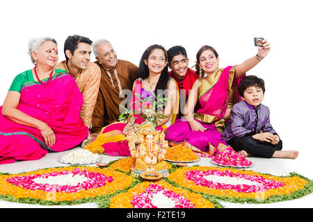 indische gemeinsame Familie Diwali Festival Handy Bild Selbstporträt Stockfoto