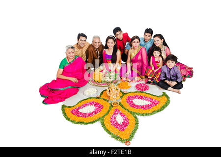 indische gemeinsame Familie Diwali Festival Rangoli Stockfoto