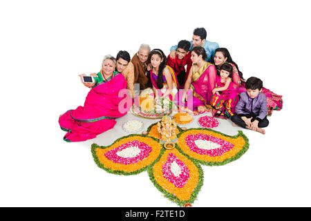 indische gemeinsame Familie Diwali Festival Rangoli Stockfoto