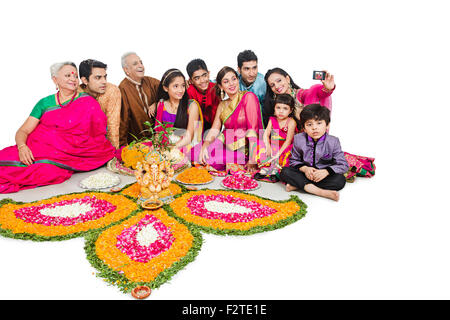 indische gemeinsame Familie Diwali Festival Handy Bild Selbstporträt Stockfoto