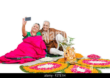 2 indische Senior heiratete paar Diwali Festival Handy Bild Selbstporträt Stockfoto