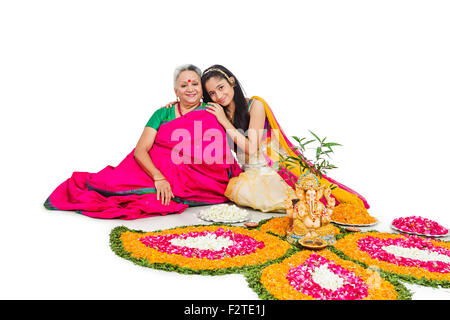 2 indische Großmutter und Großmutter Diwali Festival Rangoli Stockfoto