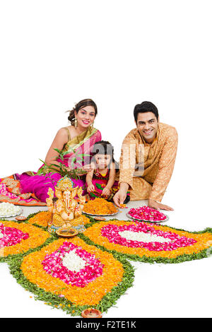 3 indischer Eltern und Kinder Tochter Diwali Festival Rangoli Stockfoto