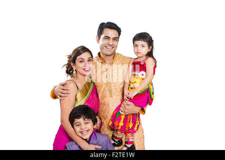 3 indische Eltern und Kinder Diwali-fest Stockfoto