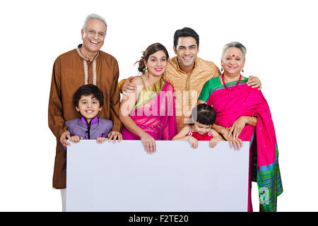 indische Gruppe gemeinsame Familie Diwali Festival Message Board anzeigen Stockfoto