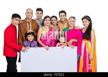 indische Gruppe gemeinsame Familie Diwali Festival Message Board anzeigen Stockfoto