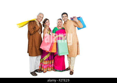 4 indische Eltern Sohn und Schwiegertochter Diwali shopping Stockfoto