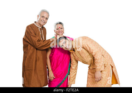 3 indische Erwachsenen Eltern und Sohn Parenting Stockfoto