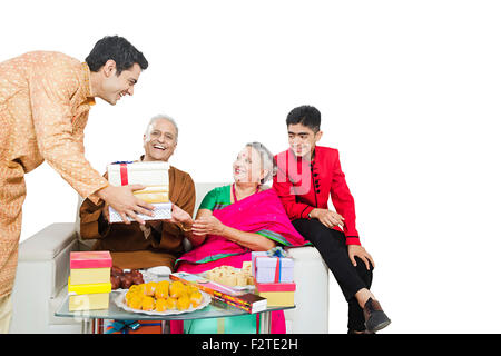 4 indische Enkel Eltern und Sohn Diwali Festival Geschenk geben Stockfoto