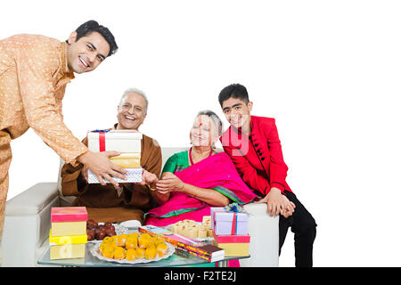 4 indische Enkel Eltern und Sohn Diwali Festival Geschenk geben Stockfoto