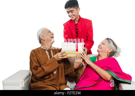 3 indische Großeltern und Enkel Diwali Festival schenken Stockfoto