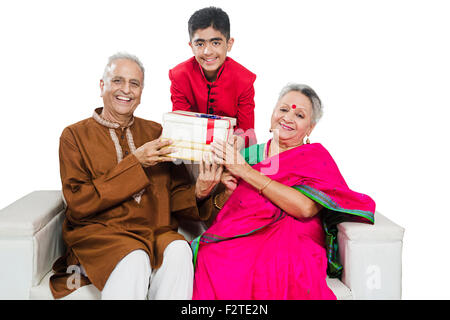 3 indische Großeltern und Enkel Diwali Festival schenken Stockfoto