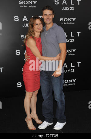 LOS ANGELES, CA - 19. Juli 2010: Mary Lynn Rajskub & Ehemann Matthew Rolph bei der Premiere von "Salz" in Grauman Chinese Theatre in Hollywood. Stockfoto