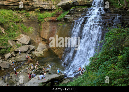 Brandywine verliebt sich Touristen spielen an den Fuß des Wasserfalls (Cuyahoga Valley National Park) Stockfoto