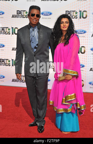 LOS ANGELES, CA - 27. Juni 2010: Jermaine Jackson & Frau auf der 2010 Awards Wette im Shrine Auditorium Stockfoto