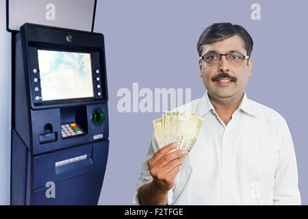 1 indische erwachsenen Mann ATM Maschine Geld zeigen Stockfoto