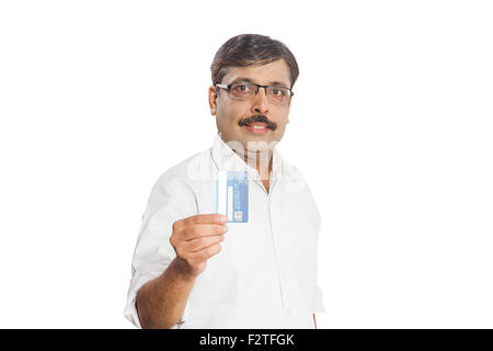 1 indische erwachsenen Mann Kreditkarte zeigen Stockfoto